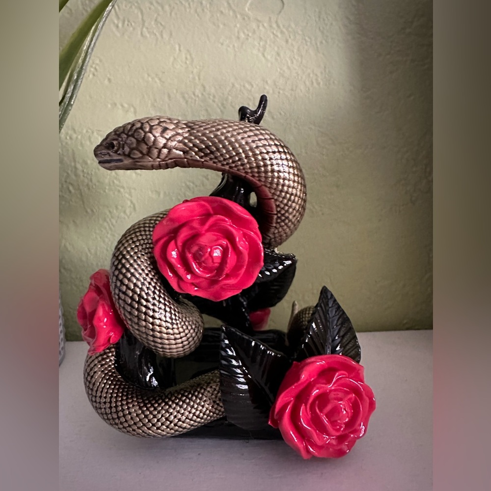 NEW BBW BEAUTIFUL SNAKE WITH ROSES SOAP HOLDER